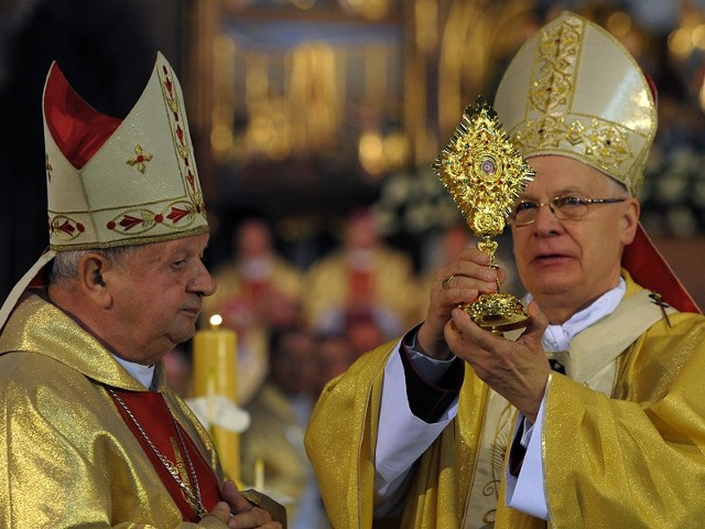 Kardynał Stanisław Dziwisz (L) przekazał abp Józefowi Michalikowi (P) relikwie Jana Pawła II.