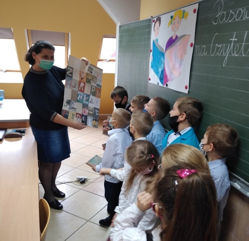 Gmina Kruszwica. Pierwszaki ze szkoły w Chełmcach zostały pasowane na czytelników [zdjęcia]