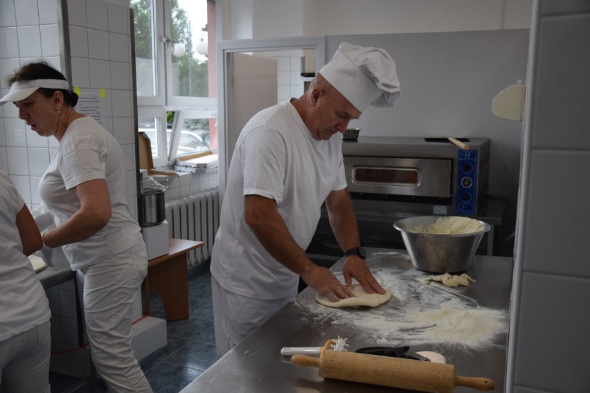 Pizzę przygotowuje kierownik kuchni szpitalnej Wiesław...