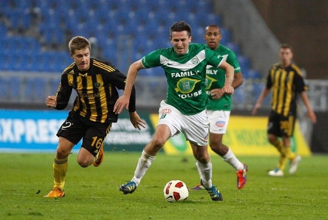Michał Goliński (z prawej) mógł zdobyć trzeciego gola dla Warty, ale trafił w bramkarza GKS