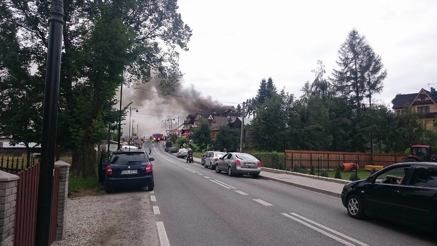 Białka Tatrzańska. Ogromny pożar pensjonatu, duże utrudnienia [ZDJĘCIA]