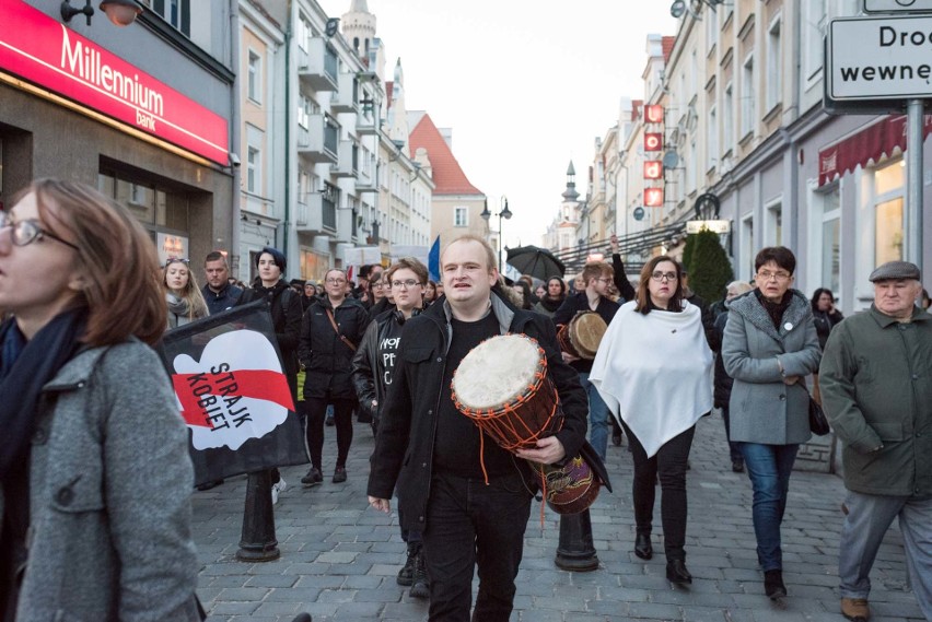 Protest w Opolu. Według policji manifestujących było około...