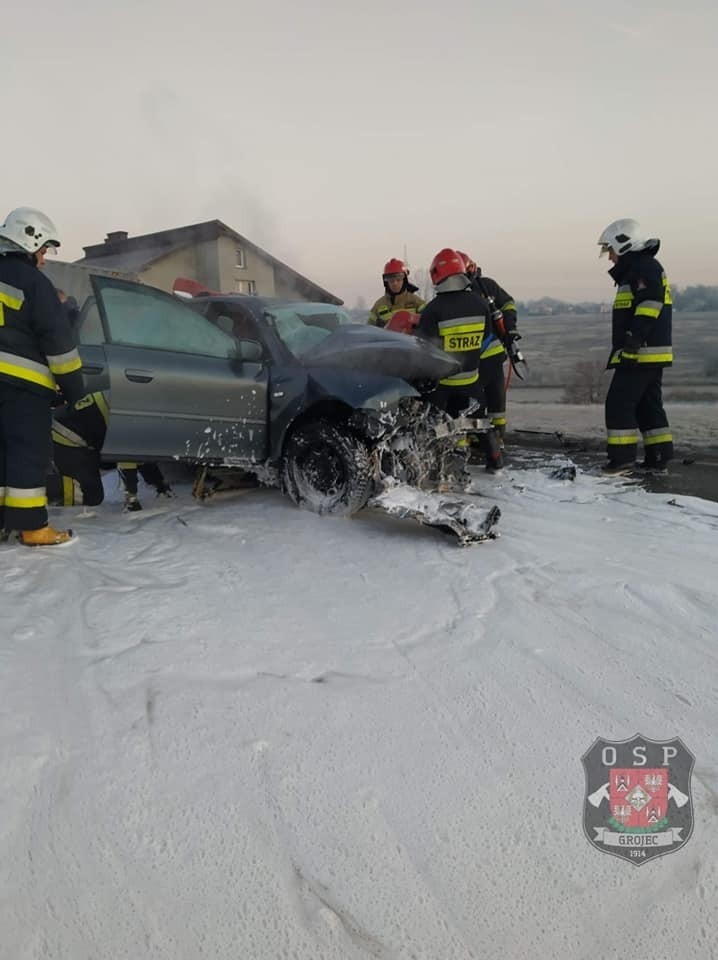 Wypadek na drodze 780 w Porębie Żegoty. Zderzyły się samochód osobowy i ciężarówka