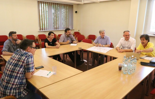 Od lewej Artur Janowski (nto), Grzegorz Ostromecki (społecznik i jeden z inicjatorów akcji "Bolko nie oddamy&#8221;), Beata Kubica (ekolożka), Henryk Bąk (Rada Dzielnicy Groszowice), Kazimierz Kurowski (projektant drogowy), Mirosław Pietrucha (wiceprezydent Opola ds. komunikacji), prof. Bogusław Nierenberg (mieszkaniec Pasieki).