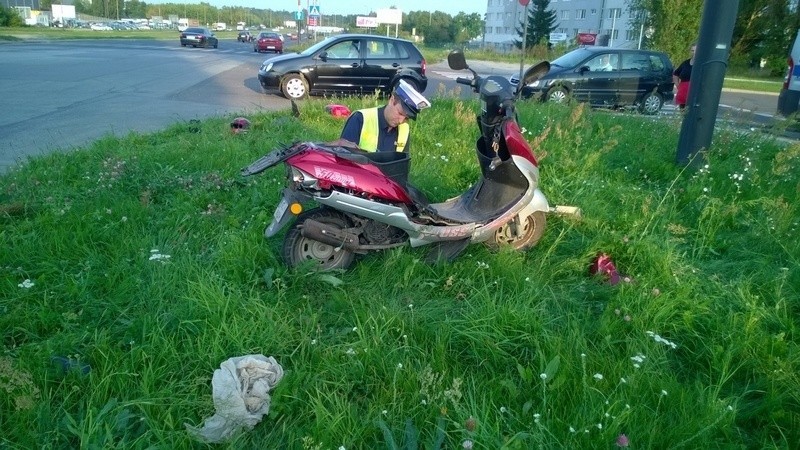 Wypadek na ul. Dąbrowskiego. Zderzenie skutera i samochodu [ZDJĘCIA]