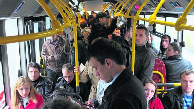 Nie lubimy kontrolerów i często jesteśmy po stronie gapowiczów. Tyle tylko, że przy kolejnej podwyżce cen biletów, przypominamy sobie o setkach osób jeżdżących bez biletów. Płacimy za nie