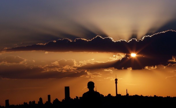 Zachód słońca obserwowany w Johannesburgu, w Republice...
