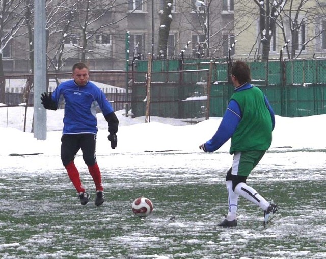 Dobre spotkanie w barwach radomskiego klubu, przed przerwą rozegrał Dariusz Kozubek (z lewej)