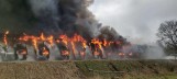 Pożar budynku inwentarskiego w Darnowie, gm. Kępice 28.02.2020. Strażacy wciąż walczą z ogniem