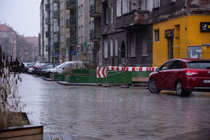 Z Daszyńskiego znikają parklety. Zielona ulica z awarią sieci wodociągowej