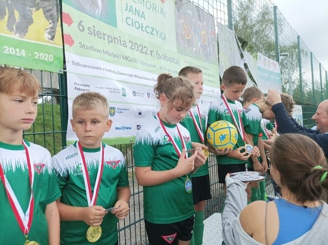 Zakończyły się rozgrywki Dziecięcej Ligi Piłki Nożnej, w sierpniu w Jaworznie wystartuje sobotni cykl Osiedlowych Turniejów Piłkarskich dla amatorów podwórkowych rozgrywek.