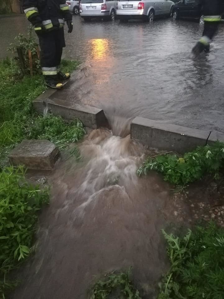 Wielka ulewa w woj. podlaskim: 28.05.2019. Zalało drogi, połamało drzewa, sparaliżowało ruch drogowy [ZDJĘCIA]