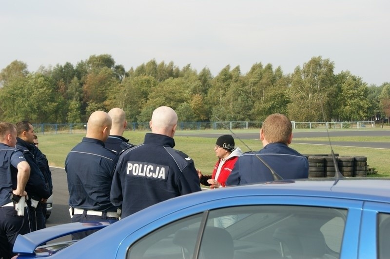 Tor Poznań: Policjanci szkolą się z pościgów