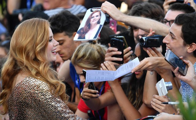 Gwiazdy na czerwonym dywanie podczas Festiwalu Filmowego w Wenecji. Na zdjęciu Amy Adams. Tak było w 2016 r.