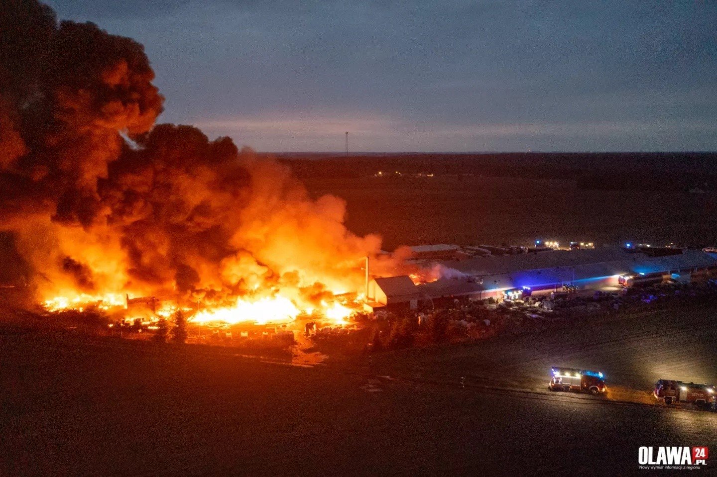 Ogromny pożar w fabryce świec w Bystrzycy. Ogień i dym było widać z daleka  [ZDJĘCIA] | Gazeta Wrocławska