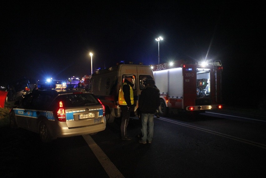 Śmiertelny wypadek na Strykowskiej. Kierowca tico wjechał pod autokar [ZDJĘCIA+FILM]