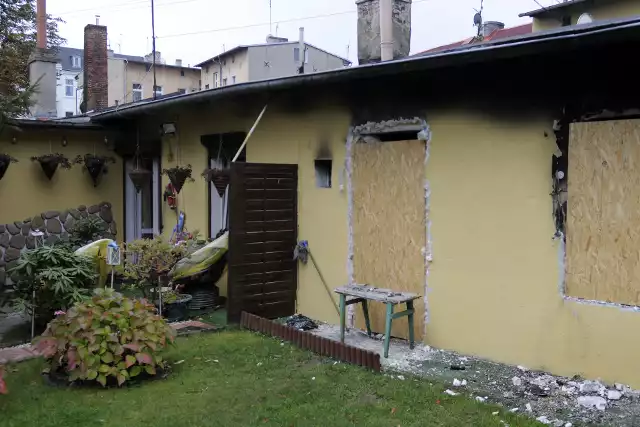 Spalona oficyna przy ul. Sienkiewicza w BydgoszczyMieszkały tutaj cztery rodziny. Nie może teraz przebywać żadna