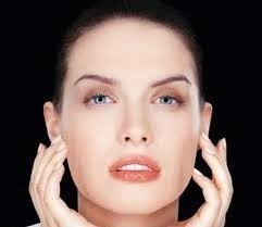 Sposobów na pielęgnację skóry jest wiele, ale każdy z nich opiera się na regularnym oczyszczaniu oraz nawilżaniu twarzy.