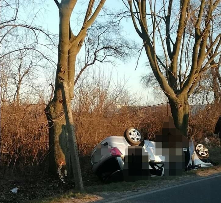 Wypadek pod Wrocławiem. Samochód wjechał do rowu (ZDJĘCIA)