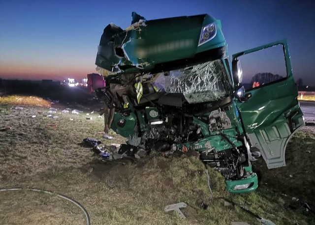 Śmiertelny wypadek na drodze S8 pod Kępnem. We wtorek nad ranem w rejonie miejscowości Szklarka Mielęcka zderzyły się dwie ciężarówki. Jedna osoba nie żyje.Przejdź do kolejnego zdjęcia --->