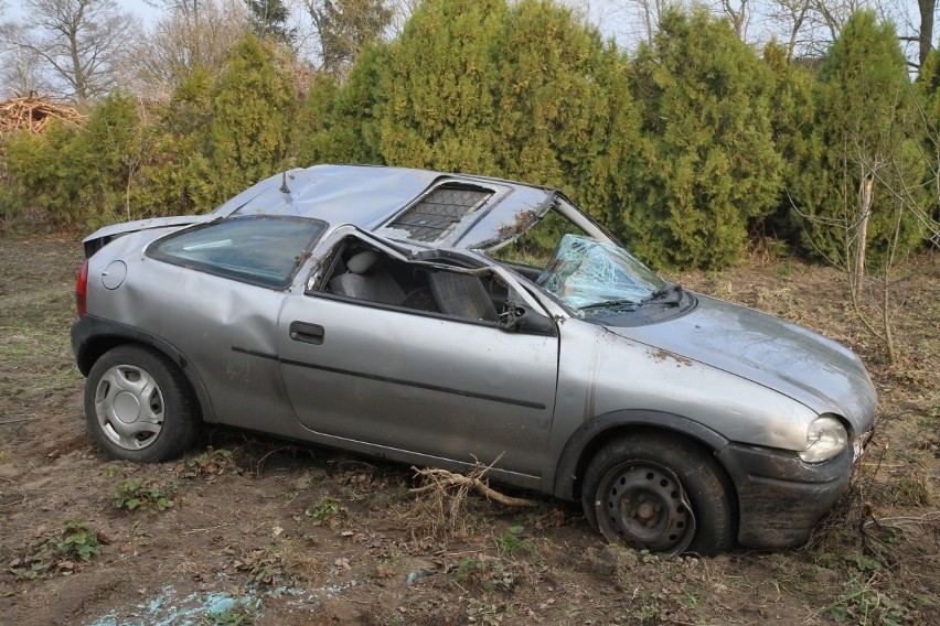 Wypadek pod Trzebnicą. Opel dachował i wpadł na posesję (ZDJĘCIA)