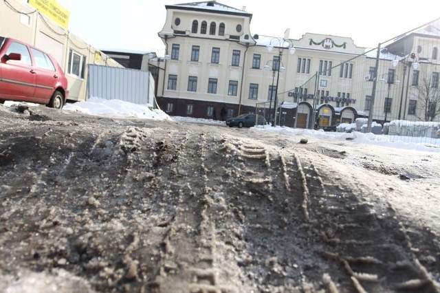 Dziurawy plac dworcowy to zmora kierowców. Zamknięty budynek, brak porządnej poczekalni doskwiera zaś podróżnym. 