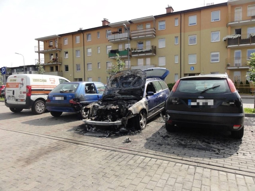Aż siedem samochodów zostało zniszczonych w pożarze, do...