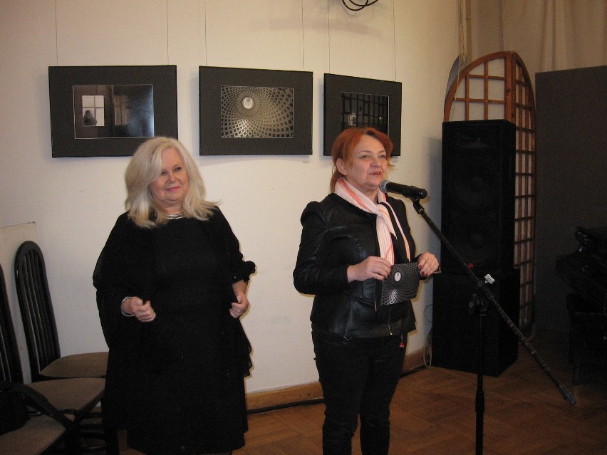 O wystawie mówiły Beata Drozdowska i Iwona Nabzdyk.