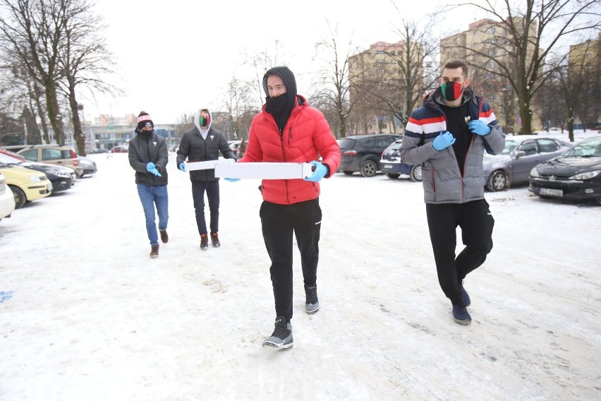 Sportowcy GKS Tychy rozdawali w mieście trójkolorowe pączki...