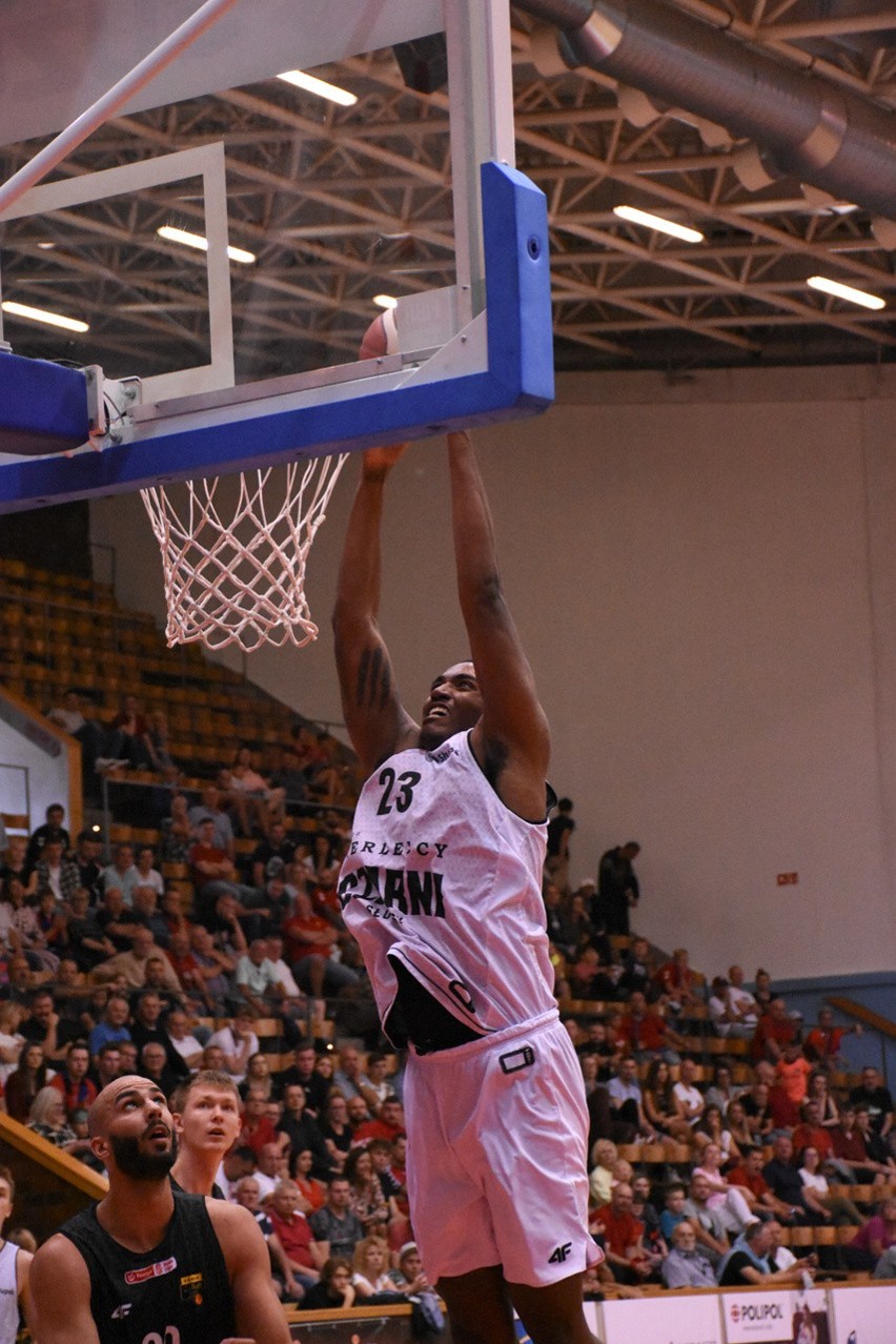 II dzień Turnieju o Puchar Prezydenta Miasta Słupska. Grupa Sierleccy Czarni przegrali w finale z Treflem Sopot 62-75 [ZDJĘCIA]