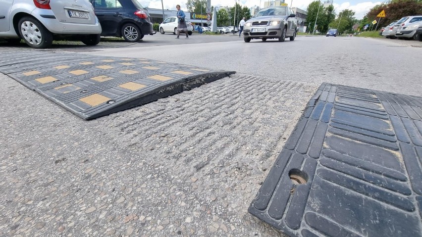 Uszkodzone progi zwalniające w Kielcach niszczą opony. Z asfaltu wystają metalowe elementy. Zobacz zdjęcia