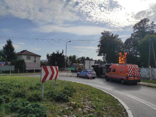 Rondo na DK75 w Jurkowie zostało zablokowane po przewróceniu się naczepy z tuszami zwierzęcymi, 12.10.2023