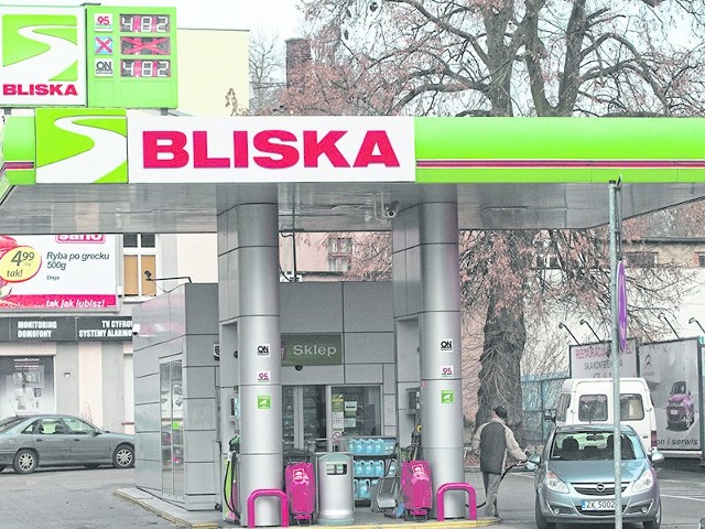 Stacja paliw Bliska przy ul. Młyńskiej w Koszalinie. Wczoraj mieli tu najniższe ceny paliw w mieście. Olej napędowy i benzyna bezołowiowa kosztowały po 4,82 zł za litr. Jednak w porównaniu do średnich cen paliw w kraju było jeszcze o 9 groszy drożej.