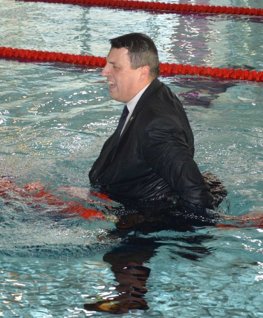 Burmistrz Grzegorz Cichy pierwszy wskoczył do nowego basenu