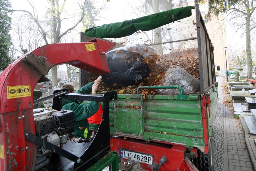 Dzień Wszystkich Świętych. Trwają porządki na lubelskich cmentarzach