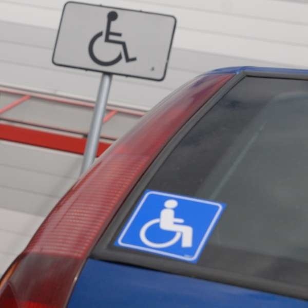 Miejsca parkingowe dla niepełnosprawnych są np. pod Realem.