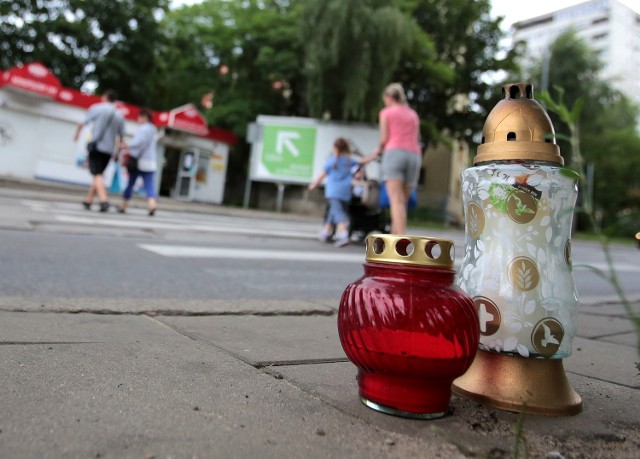 Najbliżsi pamiętają o tragedii. W miejscu, gdzie doszło do potrącenia pieszej palą się znicze