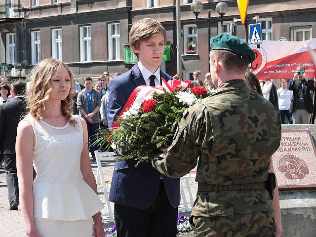 Wiązanki kwiatów pod pomnikiem Józefa Piłsudskiego złożyli m.in. uczniowie grudziądzkich szkół