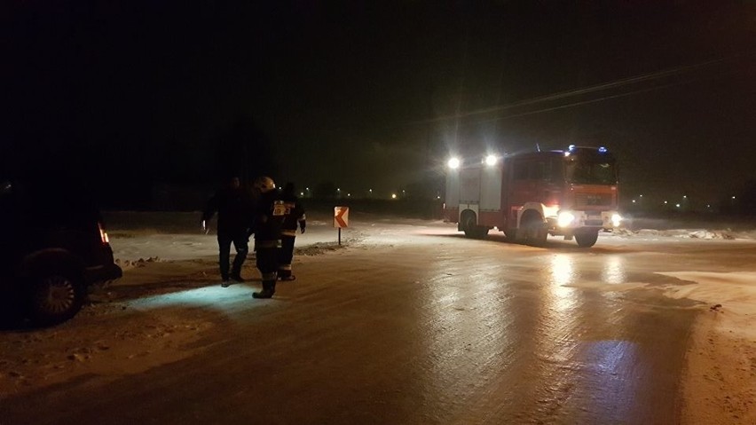 Region radomski. Atak zimy na drogach. TIR w rowie na ulicy Kieleckiej, nocne kolizje w Radomiu i Skaryszewie