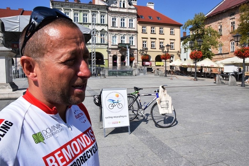 Ekolog i podróżnik Dominik Dobrowolski przejeżdża na rowerze...
