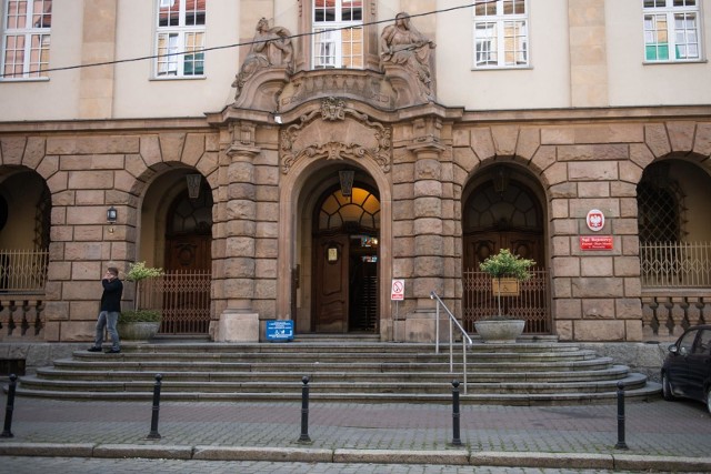 Prywatny akt oskarżenia trafił do Sądu Rejonowego Poznań Stare Miasto przy ul. Młyńskiej. Sąd nie pozwolił dziennikarzowi "Głosu Wielkopolskiego" na uczestnictwo w rozprawie. Toczyła się z wyłączeniem jawności.