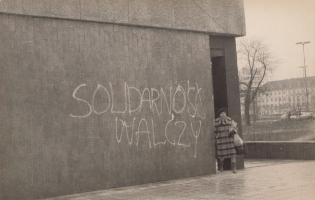 Podczas stanu wojennego w przestrzeni publicznej manifestowano sprzeciw wobec totalitarnej władzy komunistycznej. Między innymi zdjęcia z prywatnych archiwów mieszkańców Bydgoszczy i regiony zobaczymy w Bibliotece Głównej WiMBP (Stary Rynek 24) na wystawie dostępnej od 13 grudnia 2021 r. - w 40 lat od wprowadzenia w Polsce stanu wojennego