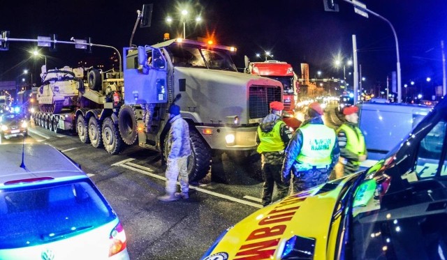 Do zdarzenia doszło w piątek wieczorem na rondzie Fordońskim. Przeczytaj więcej: W Bydgoszczy kolumna transportująca czołg zderzyła się z autem osobowym