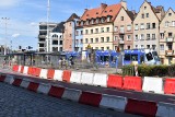 Stoją tramwaje w centrum Wrocławia. Koparka zerwała trakcję na ul. Kazimierza Wielkiego. MPK wytyczyło objazdy 