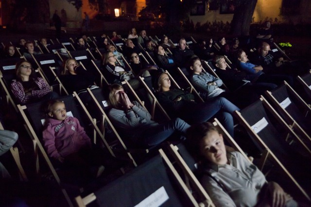 Jest w czym wybierać! W te wakacje w Poznaniu nie brakuje darmowych kin plenerowych. Sprawdź, gdzie bez żadnych opłat można w tym roku oglądać filmy "pod chmurką".