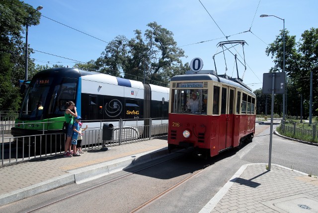 Turystyczna podróż w czasie linią "0"