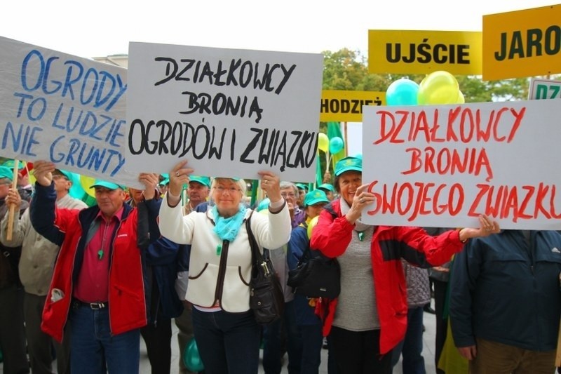 Działkowcy protestowali pod Urzędem Wojewódzkim w Poznaniu [ZDJĘCIA]