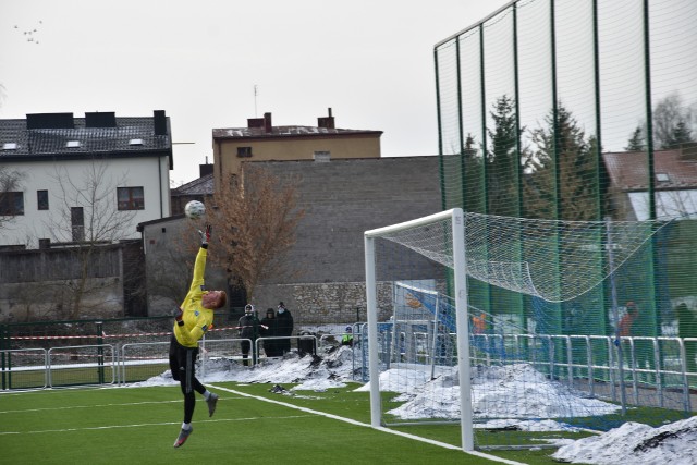 Sparing MKS Myszków - Ruch Chorzów rozegrano na boisku ze sztuczną nawierzchnią  Zobacz kolejne zdjęcia. Przesuwaj zdjęcia w prawo - naciśnij strzałkę lub przycisk NASTĘPNE