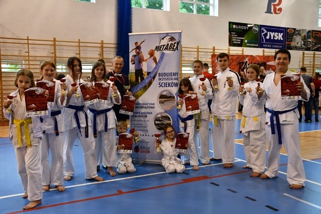 Kolejne powody do satysfakcji po udanych startach mają zawodnicy Klubu Karate Morawica oraz prezes i trener Andrzej Horna.