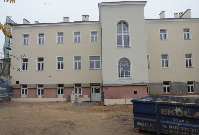 Dawna szkoła plastyczna przy ulicy Kilińskiego jest remontowana na potrzeby przedszkola, które ma wystartować we wrześniu przyszłego roku. Na zewnątrz trwają prace przy elewacji budynku.